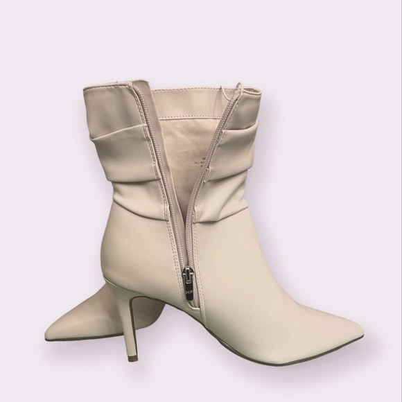 1/18/23 - ***NWT*** Marc Fisher white boots size 9 - Picture 4 of 4
